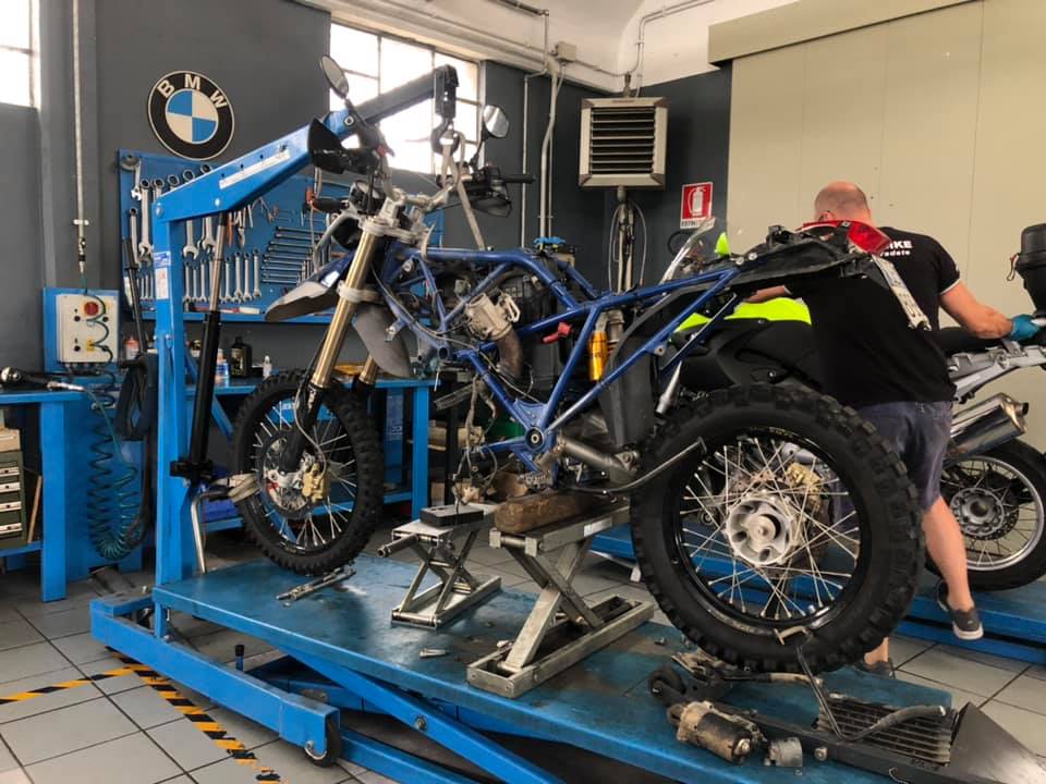 La manutenzione annuale, o tagliando, è un check-up completo che permette di mantenere la moto in perfetta efficienza. Non obbligatorio per legge.